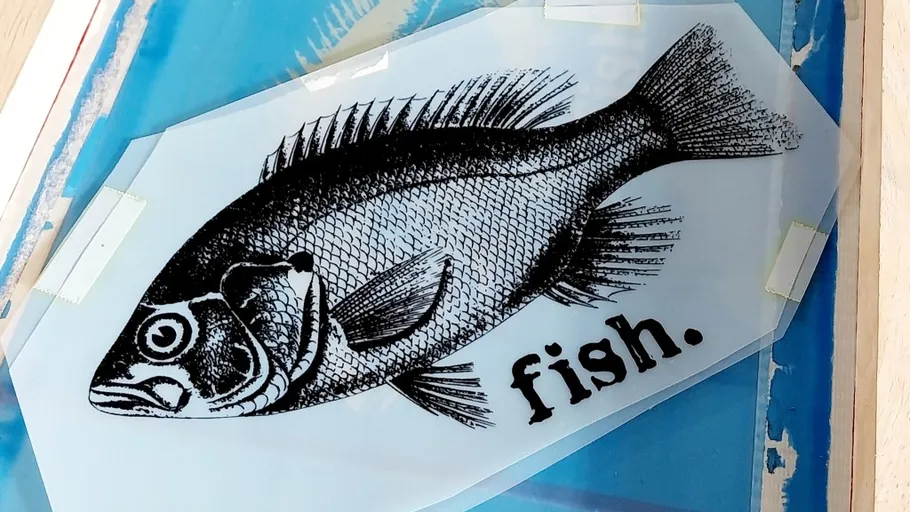 Illustrierter Fisch auf Folie, Text 'Fisch'.