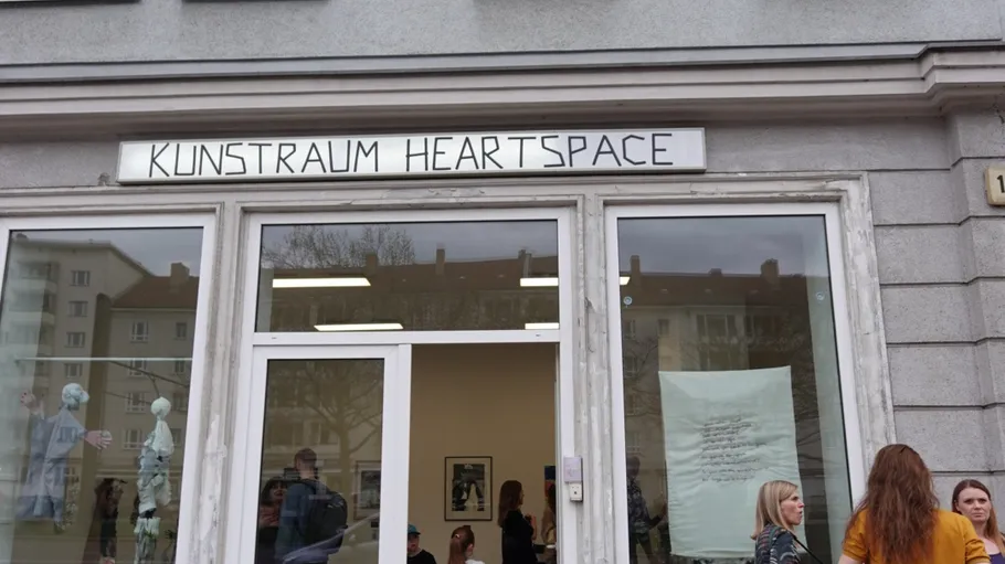 Kunstgalerie-Eingang mit Menschen draußen.