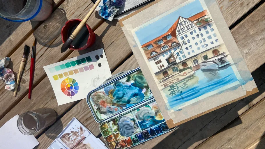 Aquarellmalerei-Zubehör auf Holztisch.