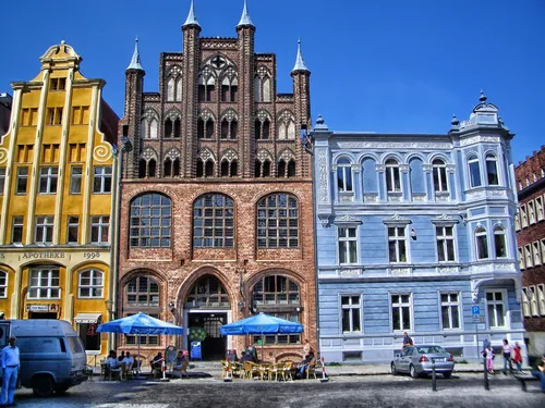 Three different buildings stand side by side in the city.