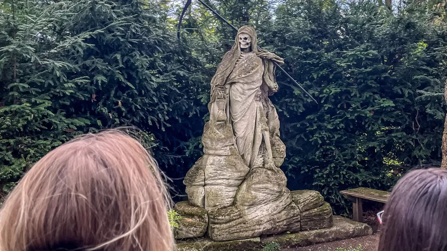 Statue des Sensenmanns im Garten.