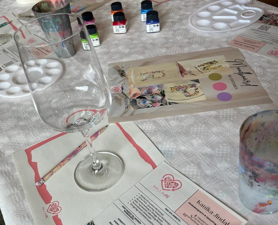 Glas auf Tisch mit Malzubehör.