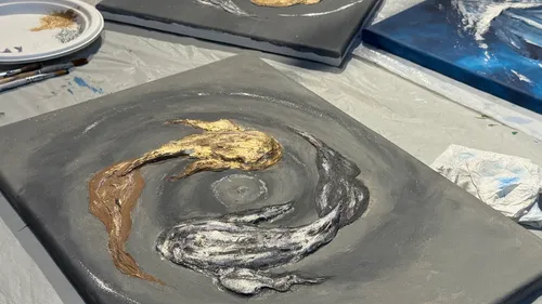 Abstraktes Gemälde von goldenen und silbernen Koi-Fischen.