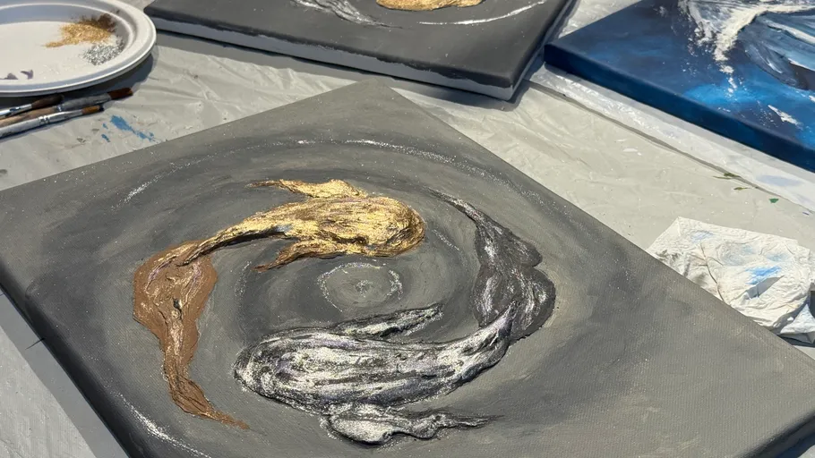 Abstraktes Gemälde von goldenen und silbernen Koi-Fischen.