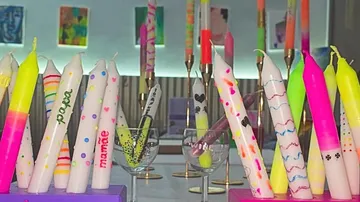 Bunte Kerzen auf einem Tisch ausgestellt.