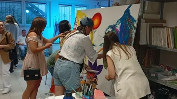 Menschen malen gemeinsam in einem Kunststudio.