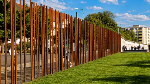 Metallstangen bilden eine Wand im Park.