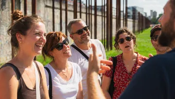 Menschen lächeln beim Zuhören im Freien.