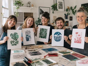 Fünf Personen präsentieren Linolschnittkunst im Atelier.