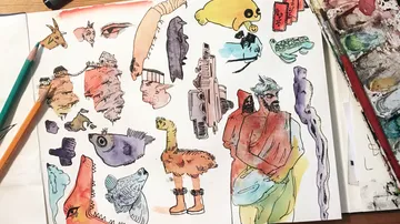 Bunte abstrakte Skizzen auf Papier mit Bleistiften daneben.