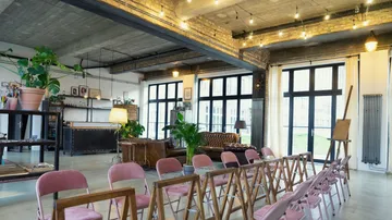 Offenes Loft mit Stühlen und Pflanzen, Workshop-Setup.