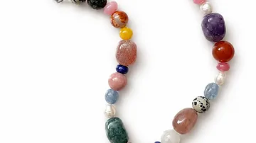Bunte Edelsteinkette auf weißem Hintergrund.