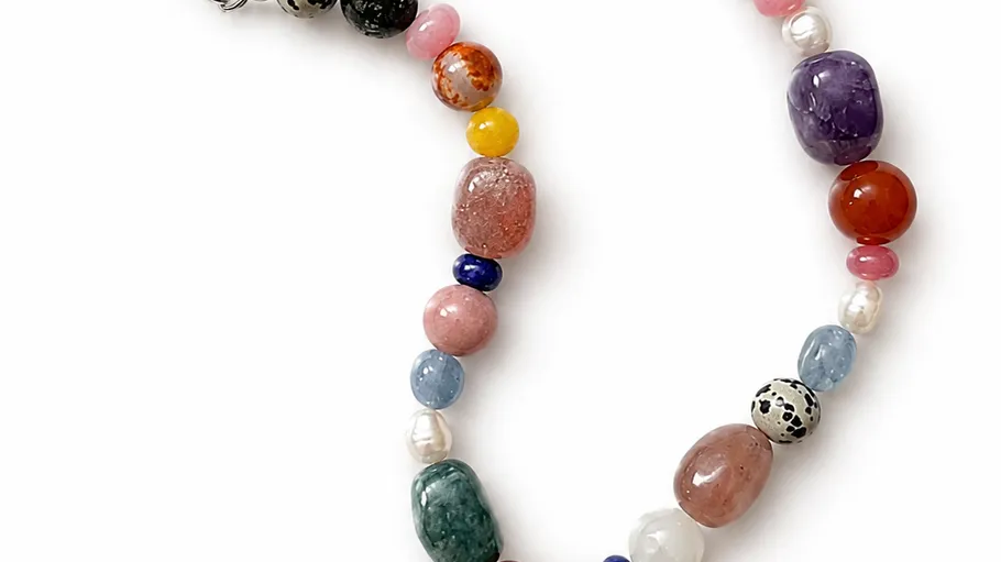Bunte Edelsteinkette auf weißem Hintergrund.