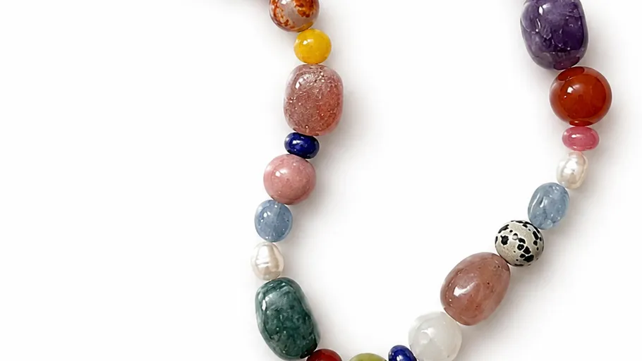 Bunte Perlenkette auf weißem Hintergrund.