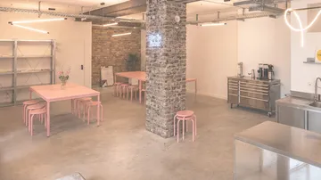 Modernes Küchenstudio mit industriellem Design.