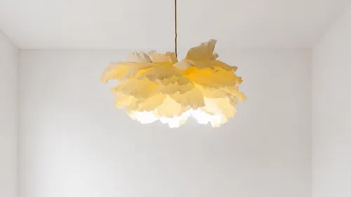 Florale Deckenlampe in minimalistischem Raum.