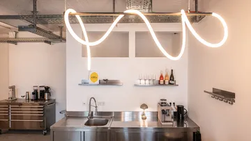 Moderne Küche mit welliger Neonlampe.