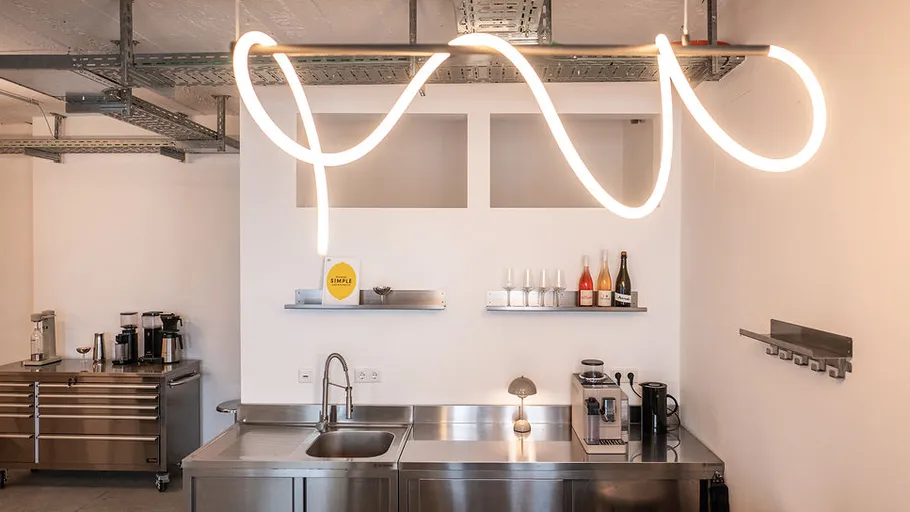 Moderne Küche mit welliger Neonlampe.