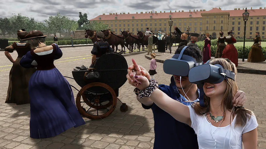 Zwei Personen mit VR-Headsets bei historischer Simulation im Freien.
