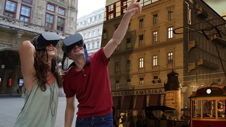 Zwei Personen mit VR-Brillen vor historischem Gebäude.
