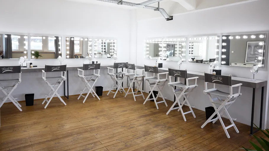 Make-up-Studio mit Spiegeln und Stühlen.