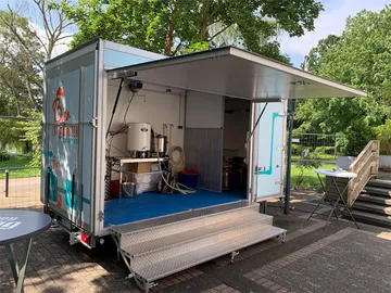 Mobilen Verkaufsstand für Bier mit offenem Eingang im Park.