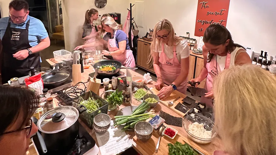 Menschen kochen gemeinsam in einer Küche.