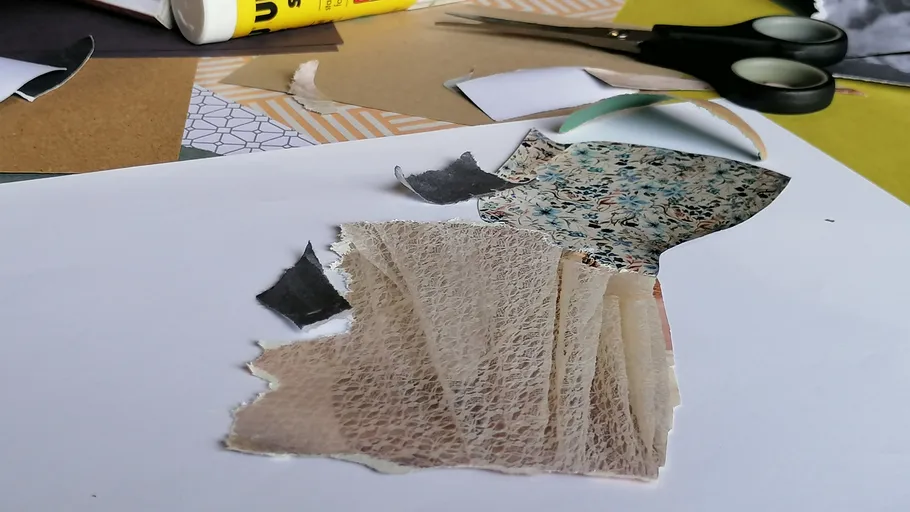 Collage mit verschiedenen Papiertexturen auf weißer Oberfläche.