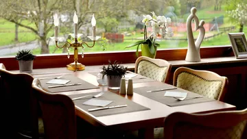 Esszimmertisch am großen Fenster im Restaurant.
