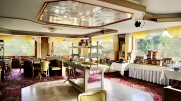 Elegantes Speisezimmer mit Buffet und Sitzplätzen.