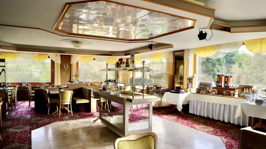Elegantes Speisezimmer mit Buffet und Sitzplätzen.