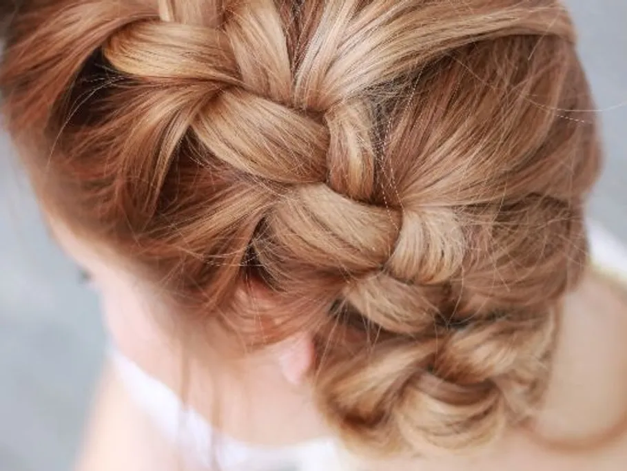 Geflochtene Haare liegen elegant auf dem Kopf.
