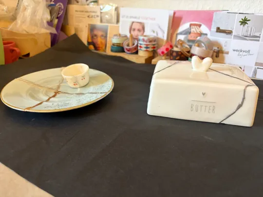 Keramik-Butterdose und Teller auf einem Tisch.