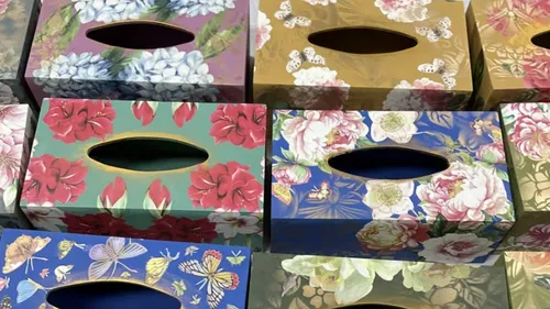 Bunte Taschentuchboxen mit verschiedenen Blumenmustern.
