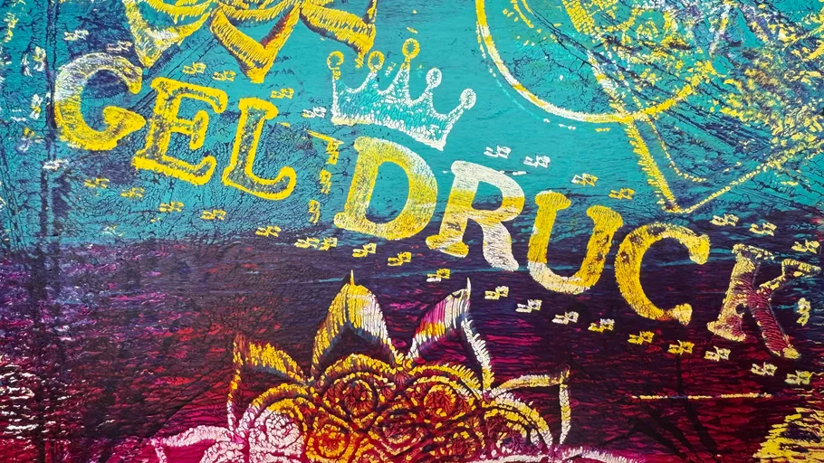 Buntes Wandgemälde mit Text und Kronendekoration.