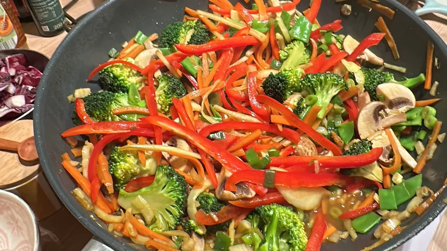 Bunte Gemüse im Wok gebraten.