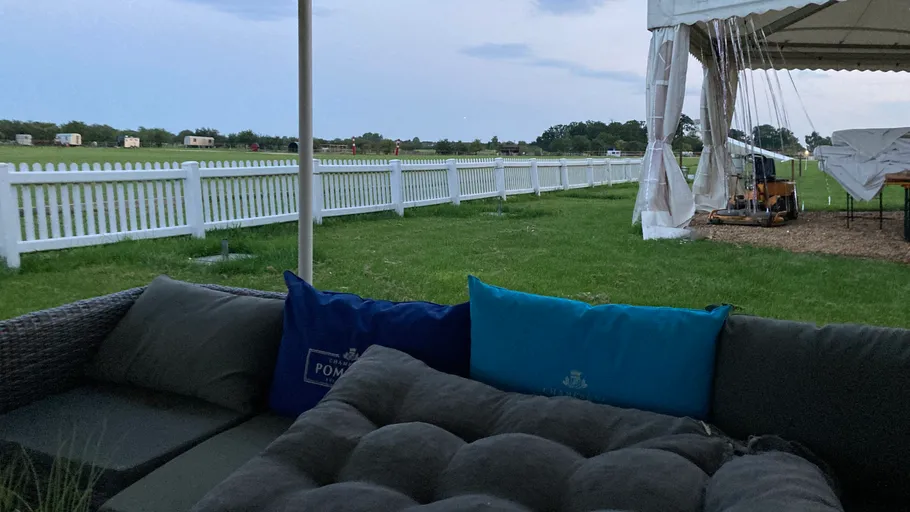 Couch auf Terrasse mit Feldblick.