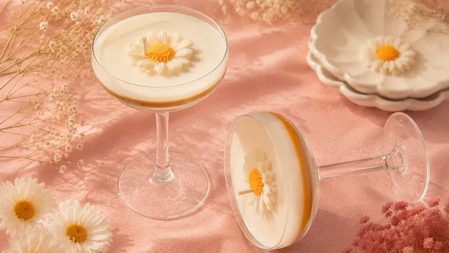 Zwei Desserts mit Blumenmuster auf Stoff.