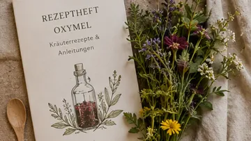 Rezeptheft neben bunten Wildblumen.