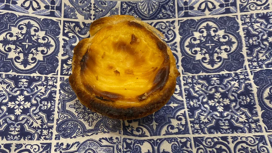Puddingtörtchen auf dekorativer blauer Fliese.