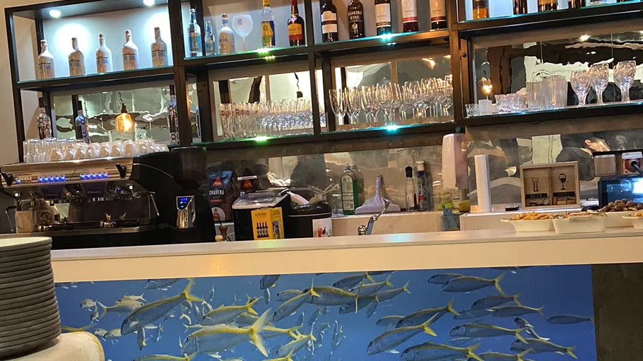 Bartheke mit ausgestellten Getränken und Gläsern.