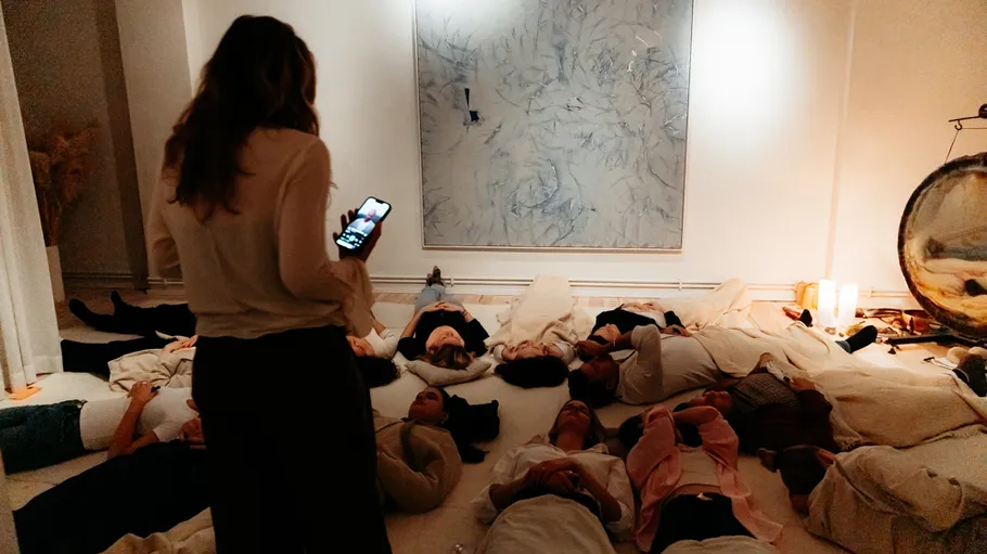 Menschen liegen bei Meditationssitzung auf dem Boden.