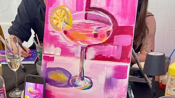 Gemälde eines Cocktails mit Zitrone auf Tisch.