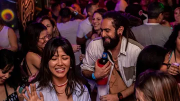 Menschen tanzen und genießen auf einer lebhaften Party.