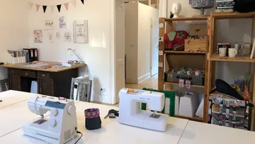 Nähmaschinen in einem Kreativstudio-Raum.