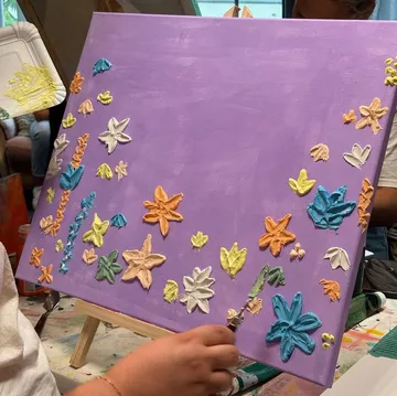 Hand malt 3D-Blumen auf lila Leinwand.