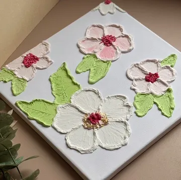 Strukturiertes Blumenbild mit grünen Blättern auf Leinwand.