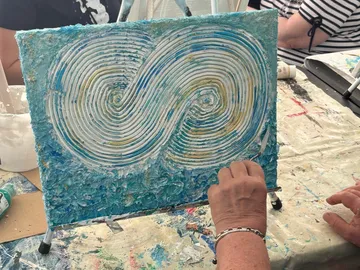 Hand malt strukturiertes Kunstwerk mit Wirbeln.
