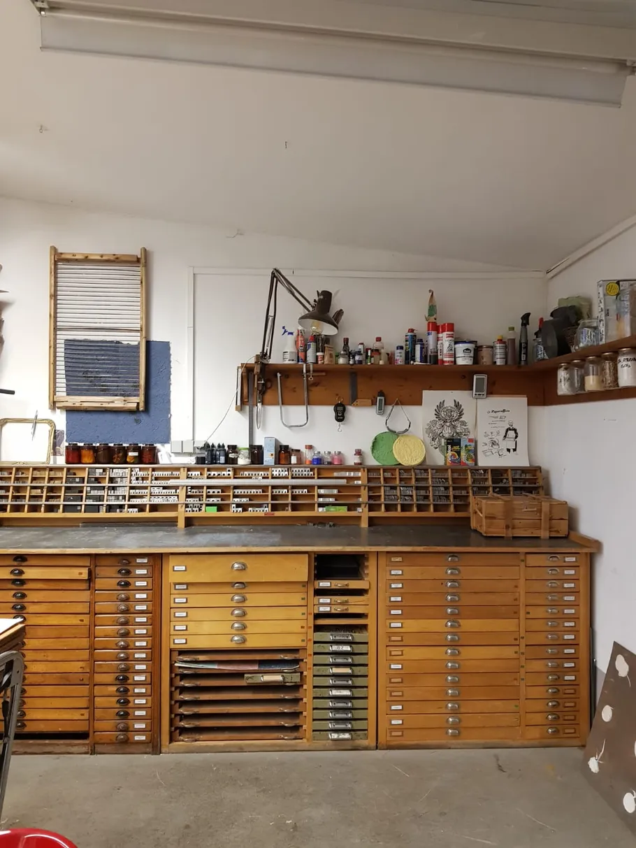 Werkstatt mit Holzschubladen und Regalen.