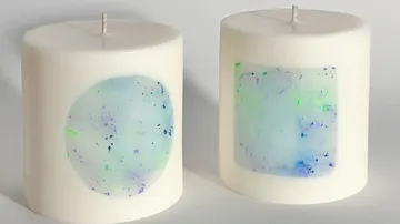 Zwei Kerzen mit abstraktem Kunstdesign.